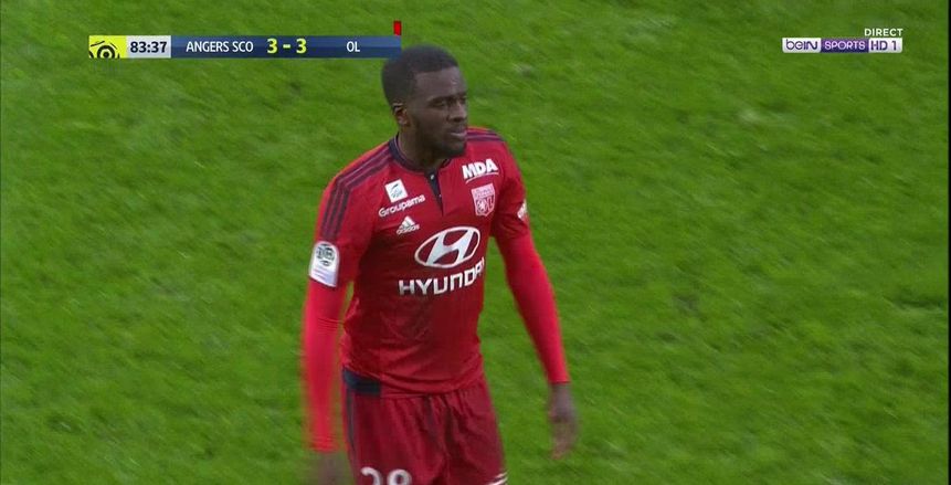 بالفيديو| لاعب يحصل على أغرب حالة طرد بالدوري الفرنسي
