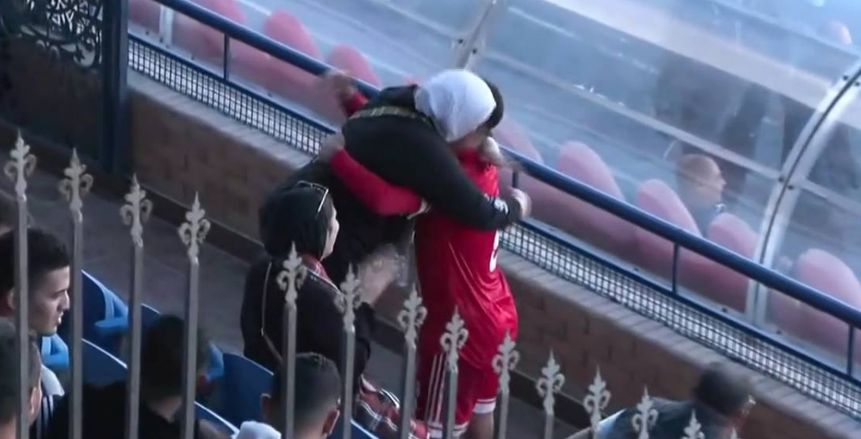 لاعب الحرس يحتفل بطريقة مجنونة مع والدته بعد هدفه في المقاصة «فيديو»