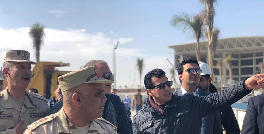 وزير الرياضة ورئيس الاتحاد الدولي لليد يتفقدان الصالة المغطاة بـ6 أكتوبر