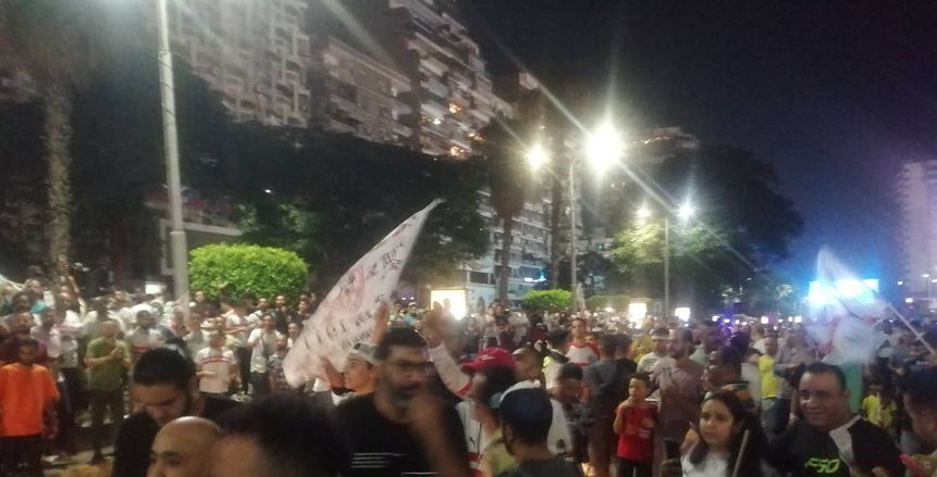 جماهير الزمالك تشعل جامعة الدول بالاحتفالات بعد التتويج بالكأس «فيديو»