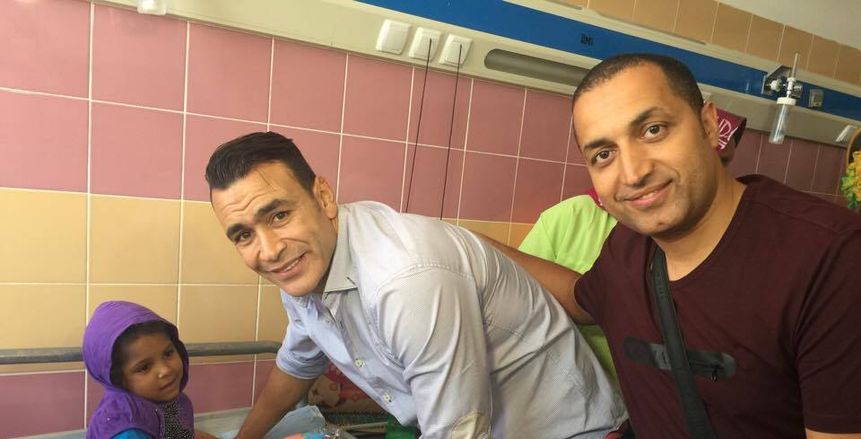 بالصور| "الحضري" يلبي نداء إنساني في مستشفى الأورام بالمنصورة