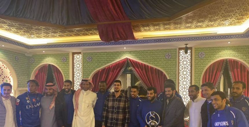 تركي آل الشيخ يستقبل لاعبي الهلال بمنزله ويحتفل بإنجازهم (صور)
