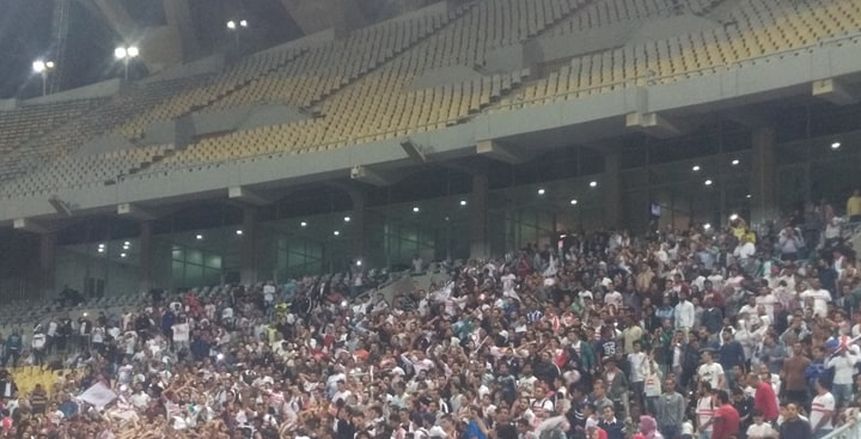 جماهير الزمالك تهتف ضد الأهلي بين شوطي مباراة نصر حسين داي