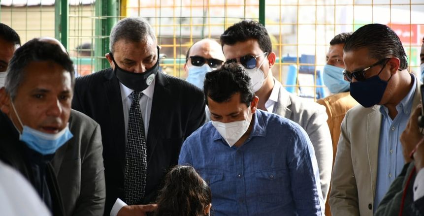 وزير الشباب والرياضة يفتتح نادي الصفوة بالفيوم «صور»