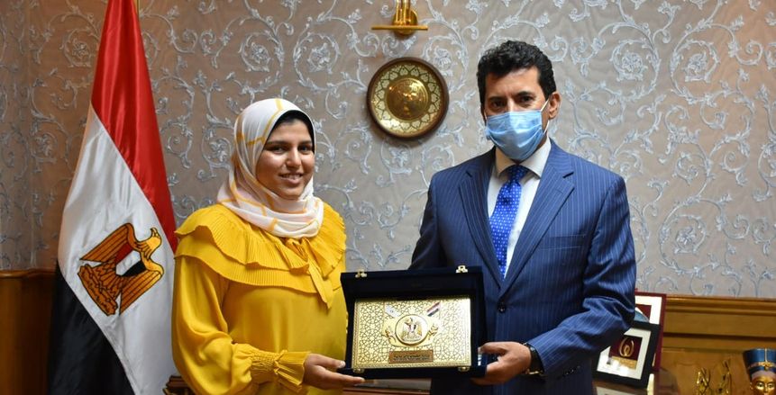 أشرف صبحي: أطالب الرياضيين بالاقتداء بالطالبة "آية طه"