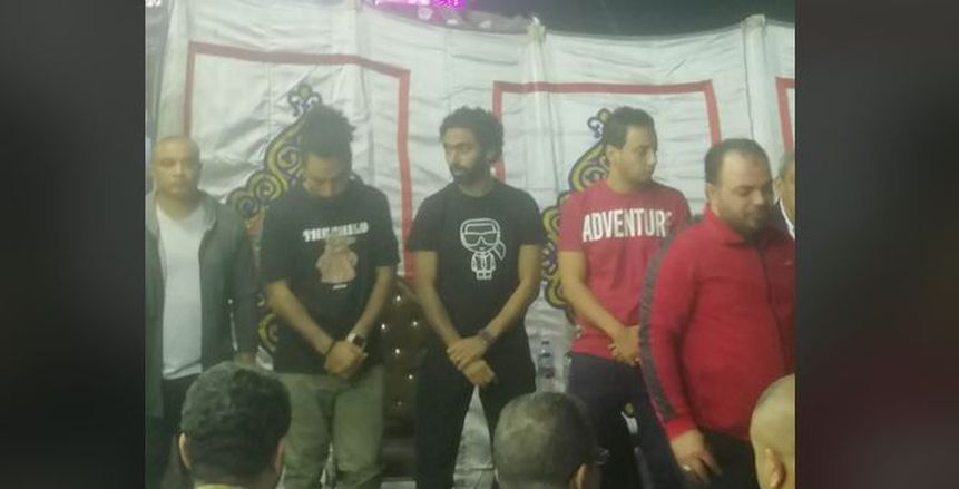 بكاء حسين الشحات نجم الأهلي خلال عزاء زوج والدته.. وحضور ياسر إبراهيم «فيديو»