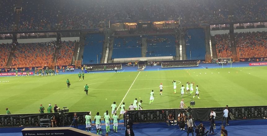 جماهير مصر تهتف لنيجيريا أمام جنوب أفريقيا.. والنسور والأولاد يؤدون عملية الإحماء