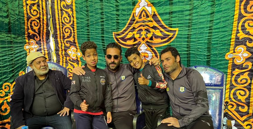ميدو يشارك في عزاء مشجع الإسماعيلي.. توفي حزنا على نتائج الفريق