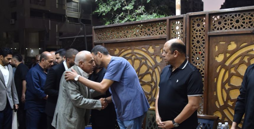 رئيس الزمالك يقدم واجب العزاء في وفاة والد محمد طارق (صور)