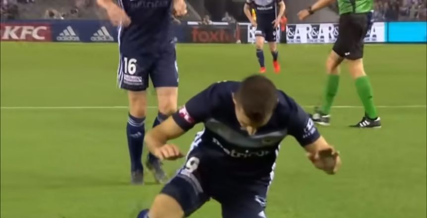 بالفيديو.. لاعب نيوزلندي يسجد إحياءً لشهداء الحادث الإرهابي