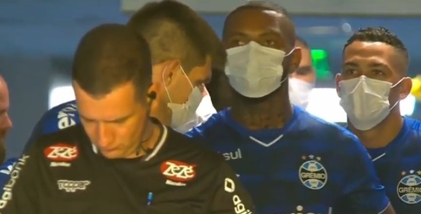 بالفيديو.. جريميو يعترض على استمرار الدوري البرازيلي.. "دخل بالكمامات"