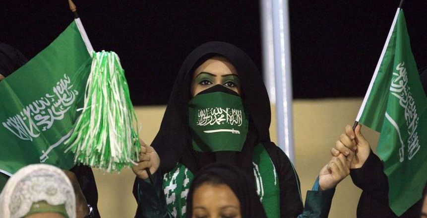 مباراة الأهلي والباطن تشهد أول حضور نسائي بملاعب السعودية في التاريخ