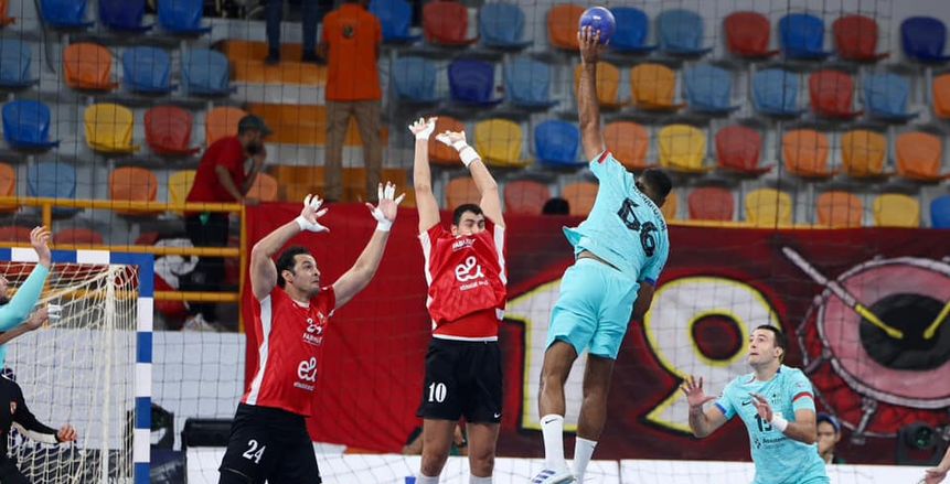 يد الأهلي تتقدم على برشلونة 18-15 في الشوط الأول وتقترب من برونزية العالم