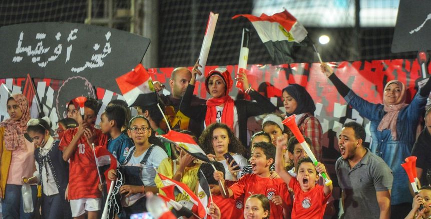 فرحة المصريين على المقاهي بفوز المنتخب في ضربة البداية.. أعلام وزغاريد