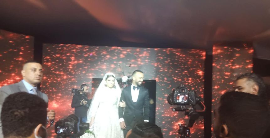 أفشة في أول ظهور بعد حفل زفافه: صورة مع زوجته