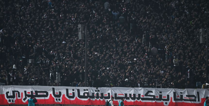 لفتة إنسانية من جماهير الزمالك خلال تكريم اسم محمد صبري باستاد القاهرة