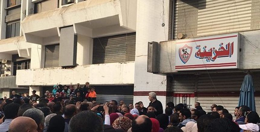 أعضاء الزمالك والعاملين يهتفون ضد عباس بسبب الحجز على أموال النادي