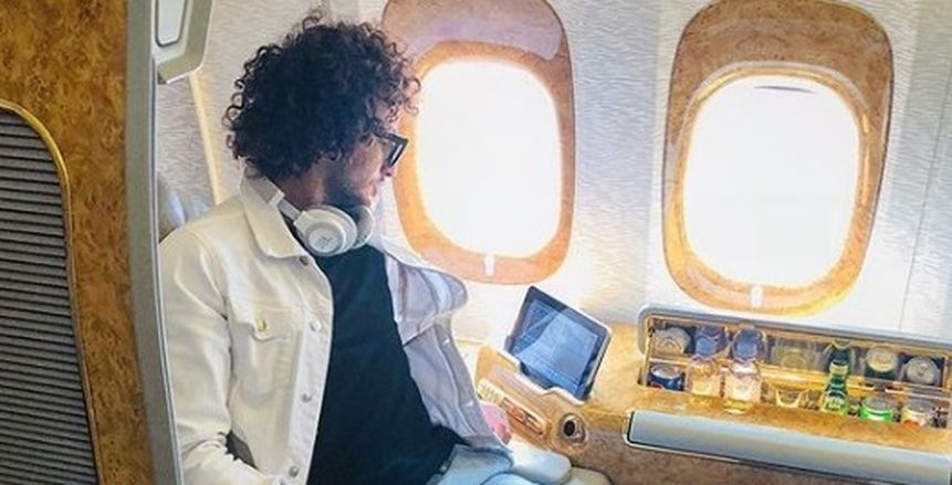 بعد أنباء استغناء باوك اليوناني عنه.. عمرو وردة ينشر صورة جديدة من الطائرة