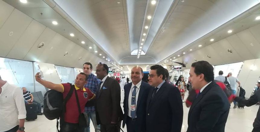 سفيرة مصر في قبرص تزور معسكر الزمالك.. والنادي يهديها درعه