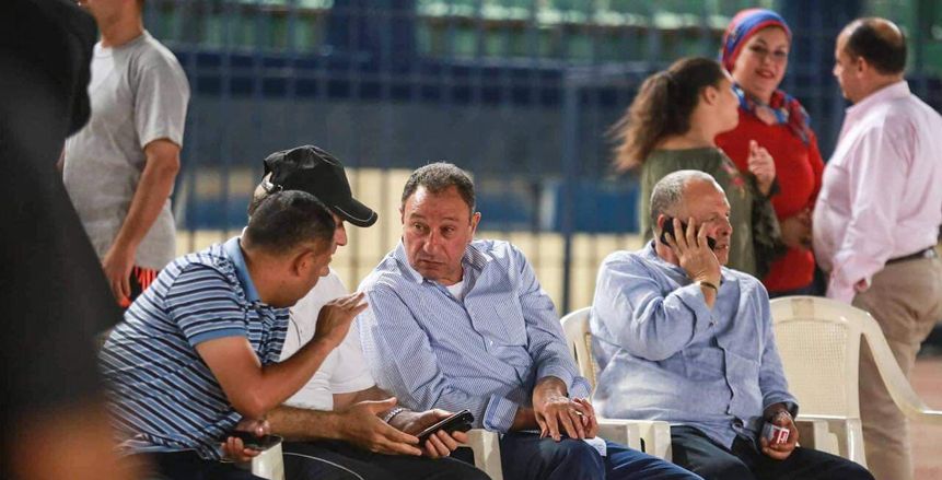 خاص بالصور| حديث جانبي بين الخطيب وهاني أبوريدة في مران المنتخب الوطني