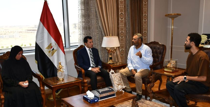 وزير الرياضة يستقبل أسرة لاعب نادي الكهرباء للتجديف الراحل محمد عمرو