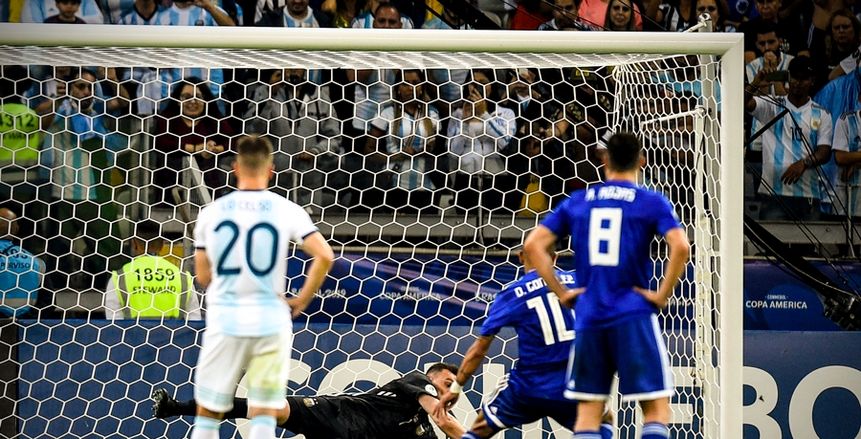 بالفيديو| حارس منتخب الأرجنتين يتصدى لركلة جزاء الباراجواي في "كوبا أمريكا"