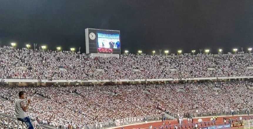 بالصور والفيديو.. جماهير الزمالك تملأ مدرجات «التالته يمين» لمؤازرة الأبيض أمام أغادير