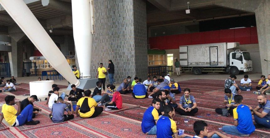 بالصور| في مباراة حسم الدوري السعودي.. فطار جماعي لجماهير النصر على الأرصفة