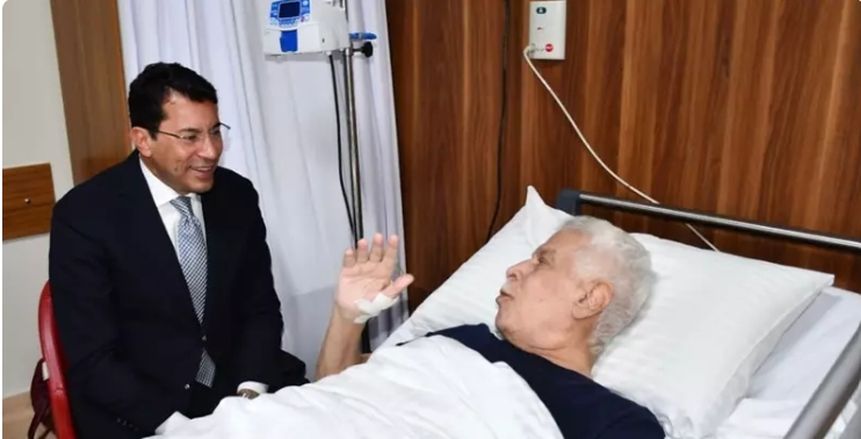 وزير الرياضة يطمئن على حسن شحاتة بعد جراحة دقيقة لمدة 13 ساعة