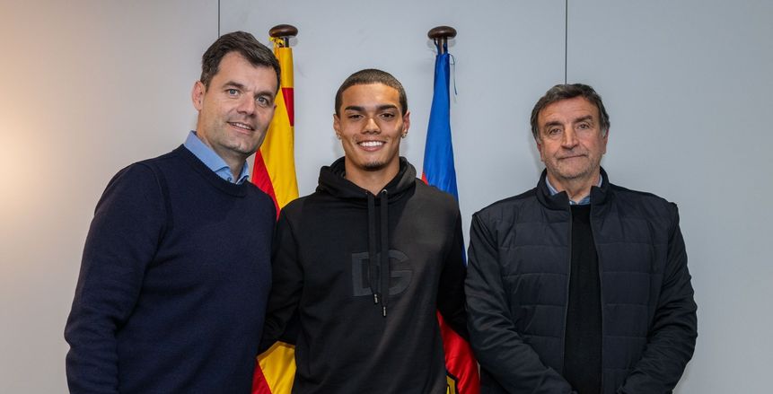 برشلونة يتعاقد مع نجل رونالدينيو