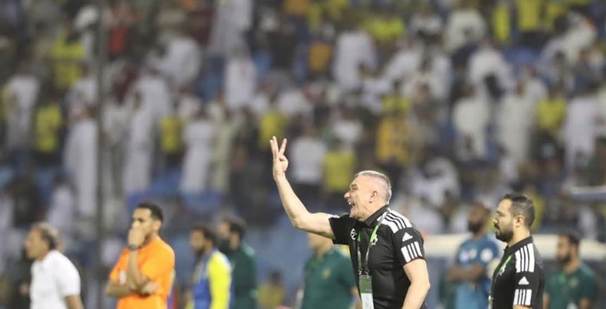 كارتيرون يتشاجر مع حكم مباراة الاتفاق والنصر بعد طرد 3 لاعبين «فيديو»