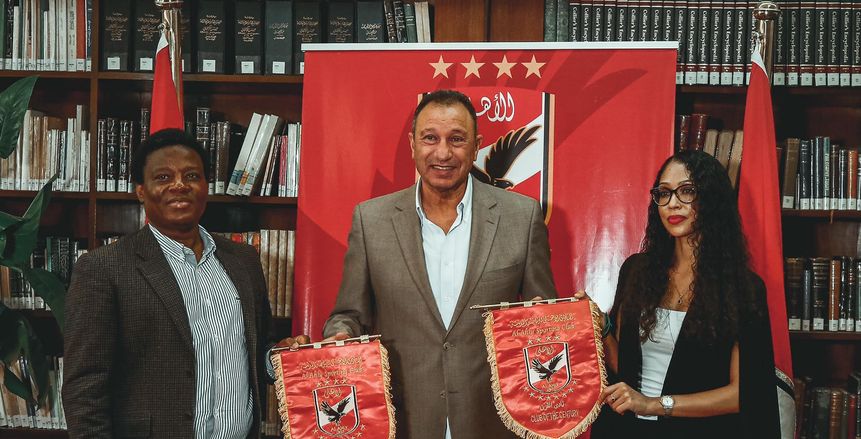 الخطيب يهدي علم وقميص الأهلي لوفد نادي سيمبا التنزاني