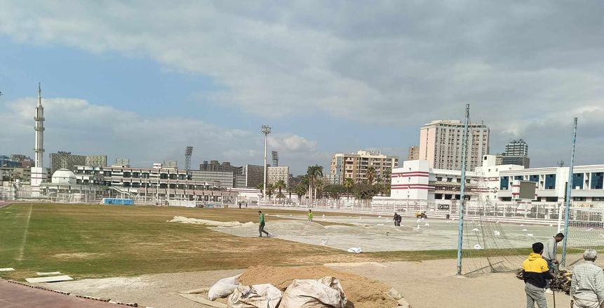 الزمالك يجدد أرضية ملعب عبد اللطيف أبو رجيلة «صور»