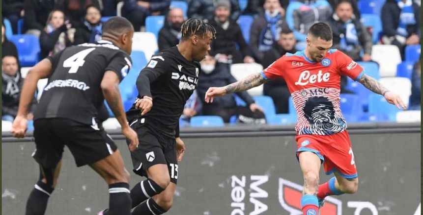 نابولي يفوز على أودينيزي ويواصل مطاردة ميلان على لقب الدوري الإيطالي