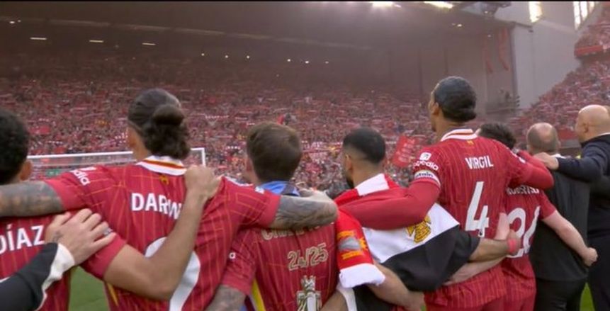 محمد صلاح يحتفل مع جماهير ليفربول بعلم مصر بعد التتويج بـ«البريميرليج»
