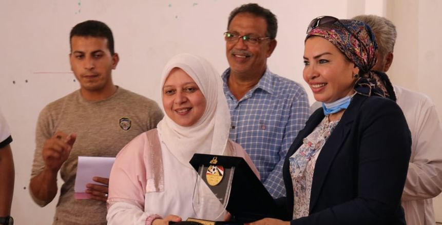 دعما للكرة النسائية.. سحر عبدالحق في زيارة خاصة لنادي الزهور بمرسى مطروح