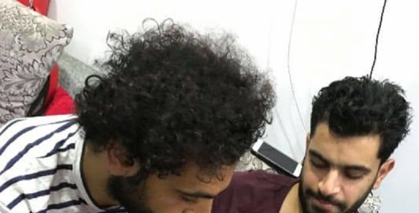 صور| "صلاح" يُهدي تيشيرت مباراة نهائي الأبطال لشقيقه