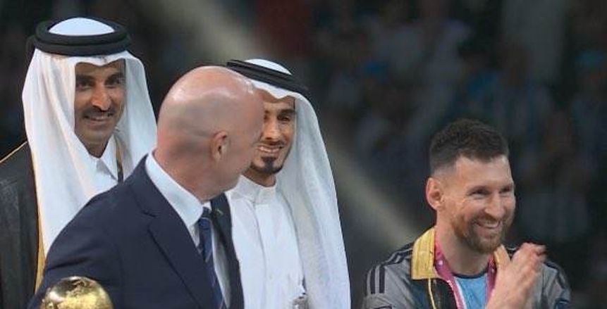 ميسي يرفع كأس العالم مرتديًا العباءة العربية