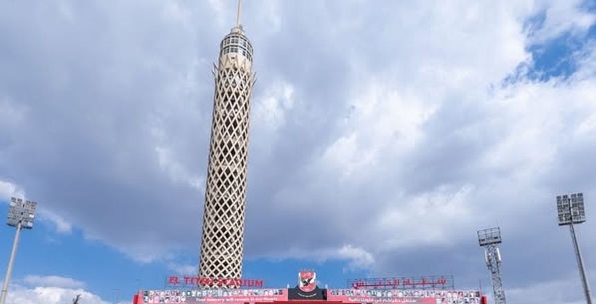 صورة تذكارية للاعبي الأهلي مع كأس العالم للأندية في ملعب «التتش»
