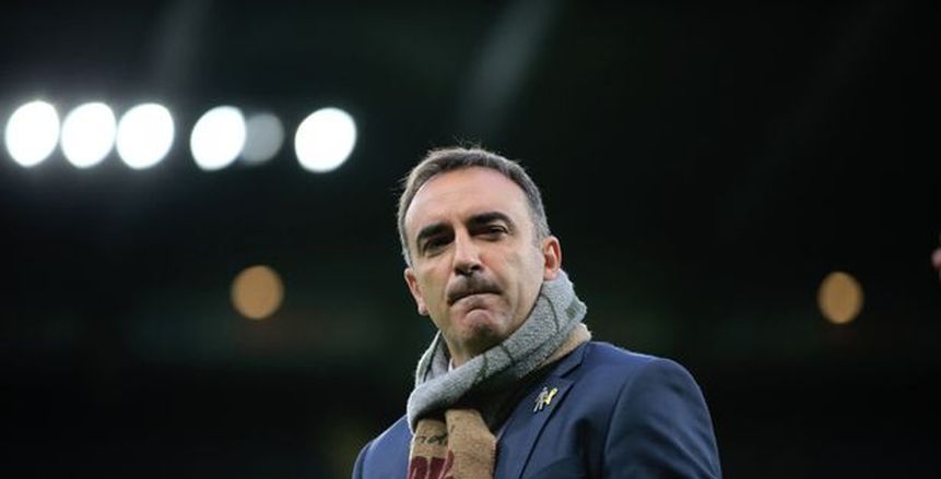 مدرب سوانزي السابق وريو أفي الحالي يتعرض للطعن من لصوص