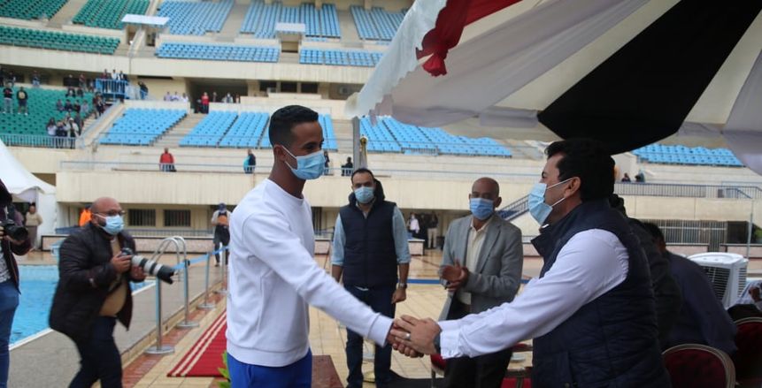 الغوص والإنقاذ يحقق رقما قياسيا لأعلى قفزة خارج الماء للسباح عمر شعبان