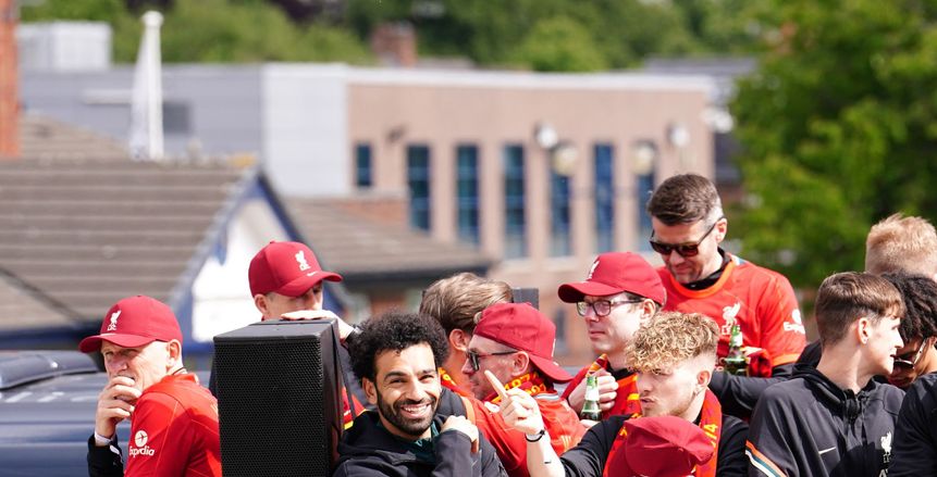 ابتسامة محمد صلاح تزين مسيرة فريق ليفربول احتفالا بلقبي الكأس