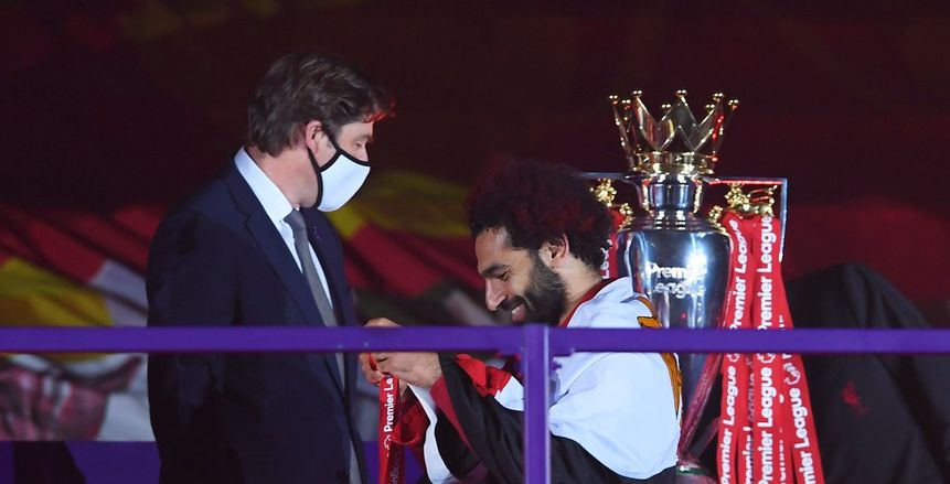 "الملك مع كأسه".. صلاح يتشح بعلم مصر احتفالا بالدوري الإنجليزي