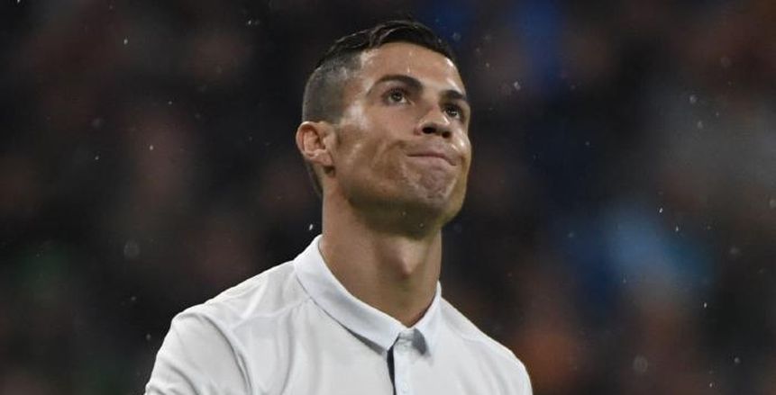 بالصور| رونالدو  يستعد لاستلام جائزة أفضل لاعب بـ«الشعر الذهبي»