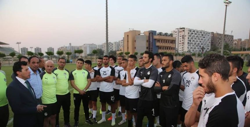 وزير الشباب والرياضة يلتقي المنتخب الأوليمبي في معسكره بالقاهرة