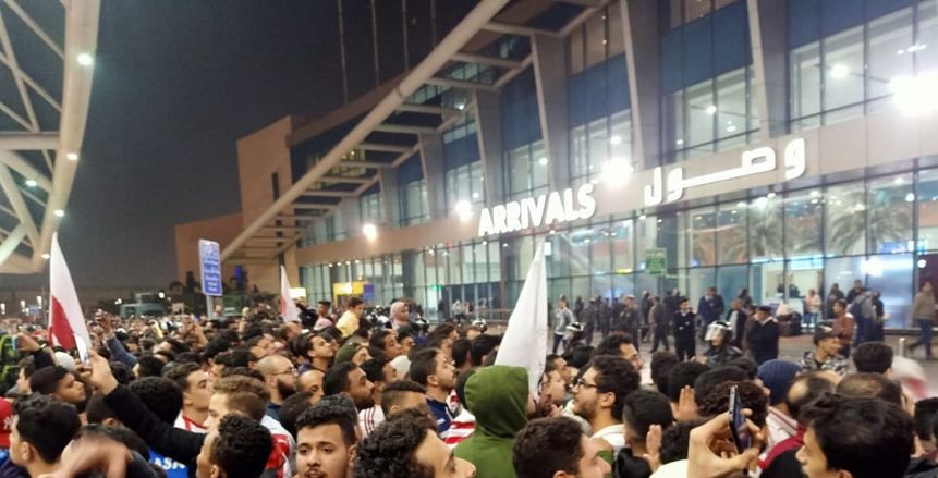 رئيس الزمالك يكلف محامين بالدفاع عن مشجعين مقبوض عليهما في المطار