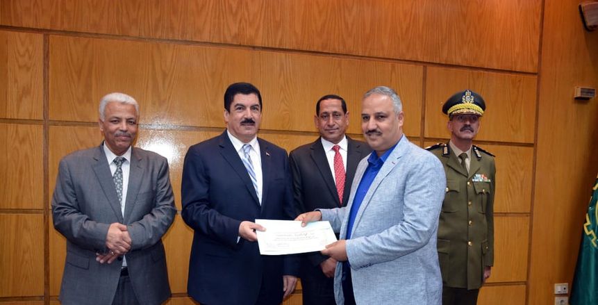 بالصور.. محافظ القليوبية يكرم وكيل وزارة الشباب والرياضة على جهوده بالمحافظة
