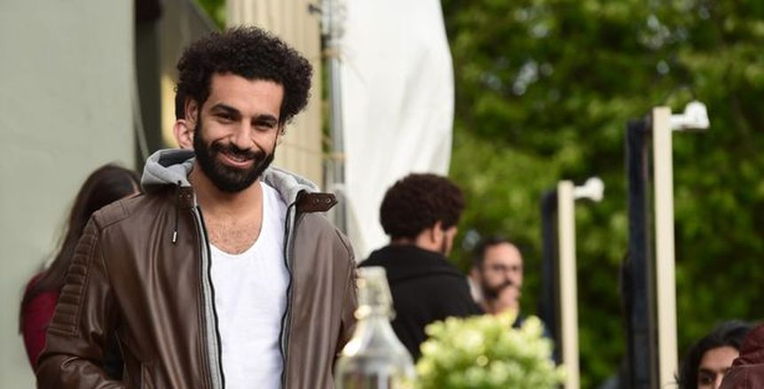 بالصور| ذهب عيار 24.. محمد صلاح يحصل على هاتف جديد من "آيفون"