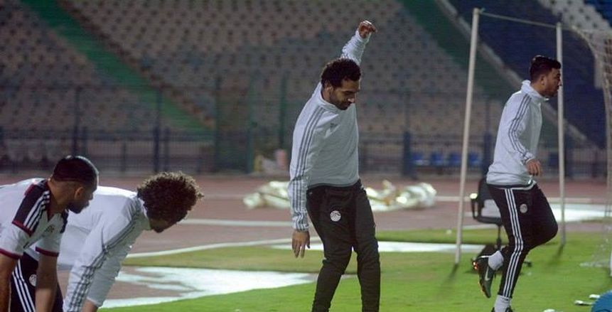 بالصور| محمد صلاح يطمأن على إصابة عمر جابر