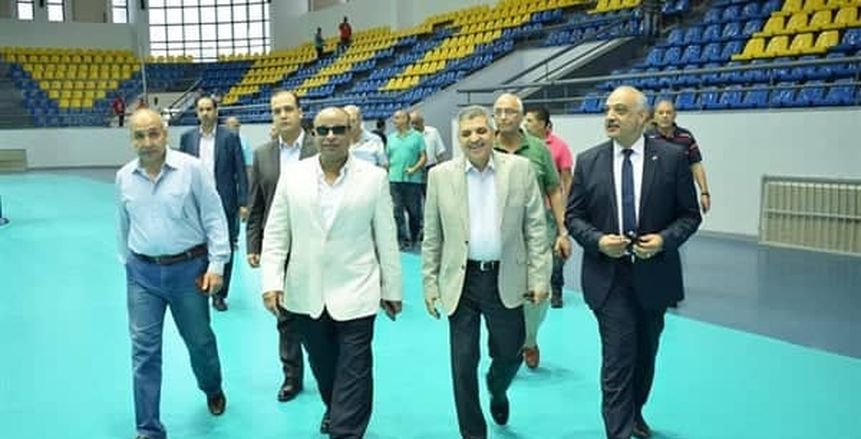 رئيس هيئة قناة السويس يتفقد الصالة المغطاة للاطمئنان على جاهزيتها قبل مونديال الطائرة